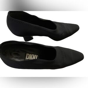 DKNY Vero Cuoio 9 1/2 B women’s black stretchy fabric Italian pumps